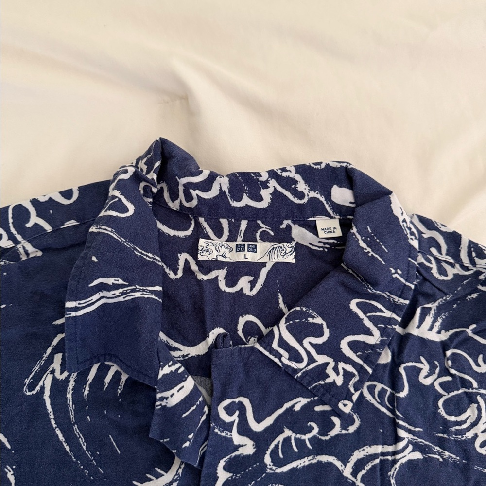 Uniqlo Men’s Button Down Wave Shirt - Picture 2 of 3